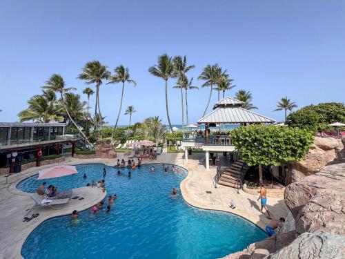 Coastal Dreams - Beachfront Pool and Tiki Bar in Miami Beach, USA