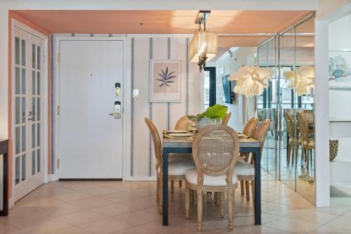 Coastal Dreams - Beachfront Pool and Tiki Bar in Miami Beach, USA
