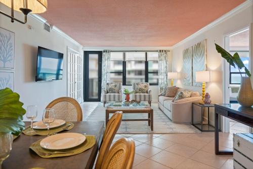 Coastal Dreams - Beachfront Pool and Tiki Bar in Miami Beach, USA