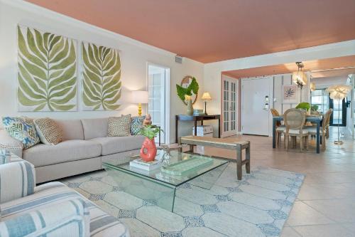Coastal Dreams - Beachfront Pool and Tiki Bar in Miami Beach, USA