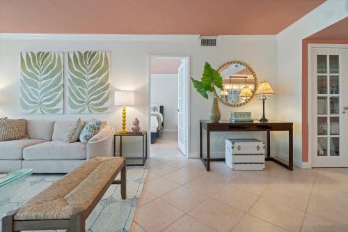 Coastal Dreams - Beachfront Pool and Tiki Bar in Miami Beach, USA