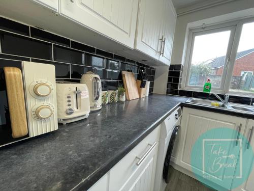 Konyha, Stylish 3-Bedroom St Helens Home with Parking & Wi-Fi in Parr