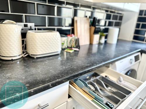 Konyha, Stylish 3-Bedroom St Helens Home with Parking & Wi-Fi in Parr