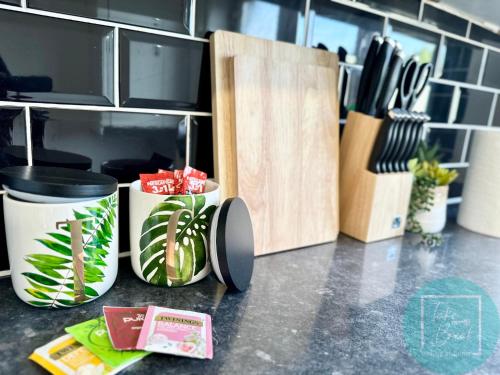 Konyha, Stylish 3-Bedroom St Helens Home with Parking & Wi-Fi in Parr