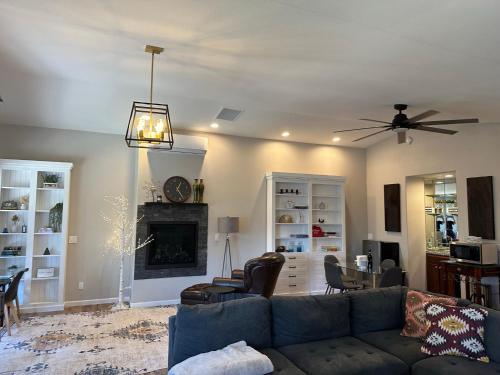 YoBee! Park Reservation Included! Heart of Yosemite - Homey Studios and Breakfast YoBee! Park Reservation Included! Heart of Yosemite - Homey Studios and Breakfast