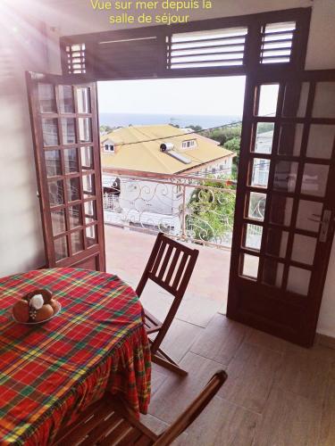 Haut de villa creole, vue sur mer in Baillif