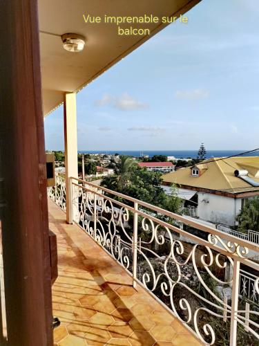 Haut de villa creole, vue sur mer in Baillif