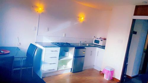 Kitchen, AAA Mana Motel in Mana