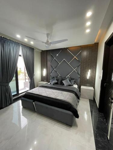 Designer 2 bedroom Apartment - image 6