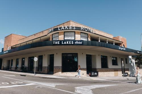 Exterior view, The Lakes Hotel in Central Coast