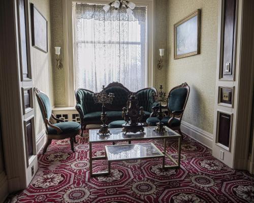 A szálláshely kívülről, Henderson Castle Inn in West Main Hill