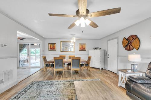 Walking distance to Johnson Field and WNC Air Museum- Hendersonville, NC home in Hendersonville, USA