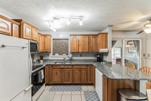 Walking distance to Johnson Field and WNC Air Museum- Hendersonville, NC home in Hendersonville, USA