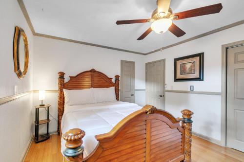 Walking distance to Johnson Field and WNC Air Museum- Hendersonville, NC home in Hendersonville, USA