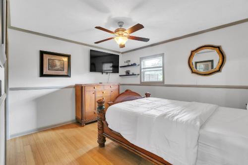 Walking distance to Johnson Field and WNC Air Museum- Hendersonville, NC home in Hendersonville, USA