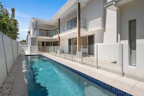 Prime Burleigh Location