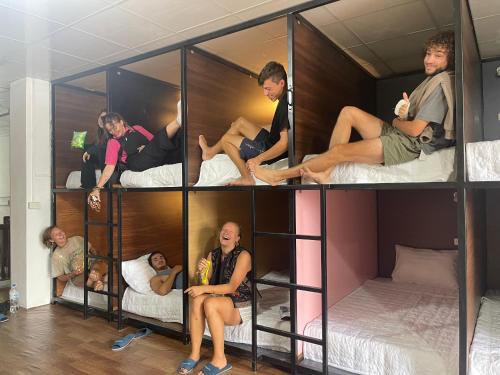 Giường Tầng Trong Phòng Ngủ Tập Thể Cho Nam Và Nữ