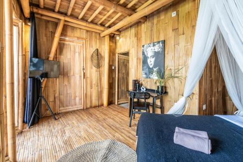 Modern Bamboo Villa near Beach