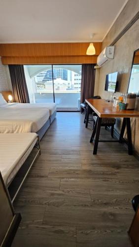 room detail thumbnail 1