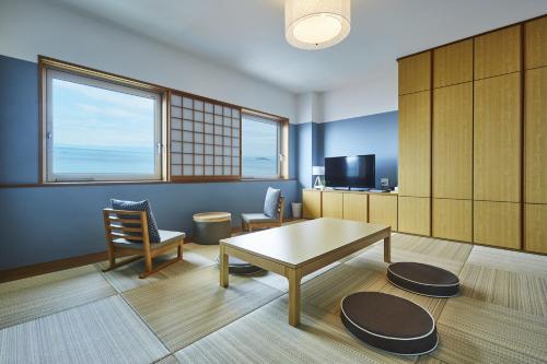 Japanese-Style Room with Sea View and Shared Bathroom