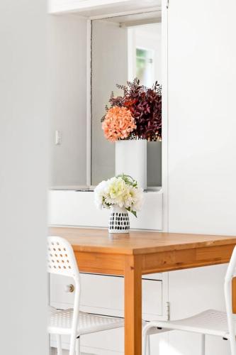 Stylish Double Room - Seconds to Transport & Shops - Shared Bathroom in Upper North Shore