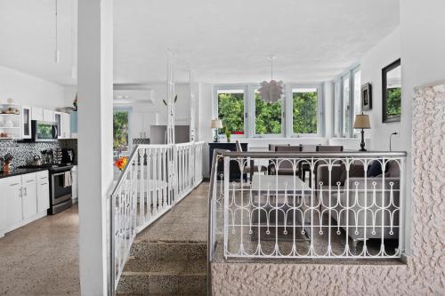 keuken, Lucky Luquillo Solar El Yunque & Beach Retreat - 360 Ocean & Rainforest Views in Luquillo