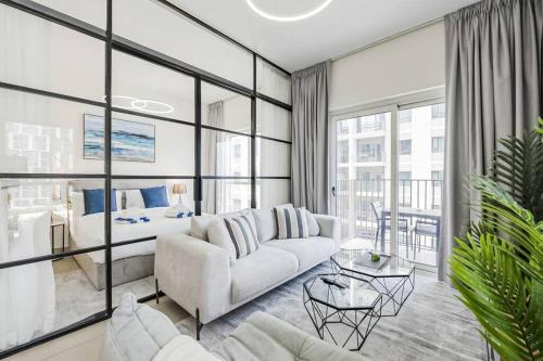Luxury at Socio Dubai Hills, 2 Beds, Sleeps 4 - DVH Holiday Homes, Dubai