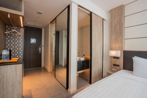 Standard Double Room, 1 King Bed image 5
