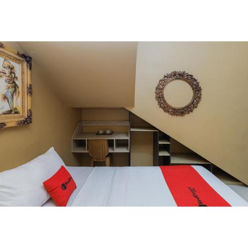 Standard Twin Room image 10