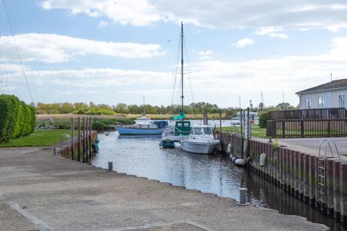 Peaceful Riverside Family Retreat near Solent Meads Golf Centre