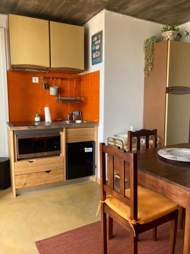 ห้องครัว, Água e Sal - Seafront House, with Garden and independent Suíte. (Agua e Sal - Seafront House, with Garden and independent Suite.) in ริเบย์รา เกงชิ