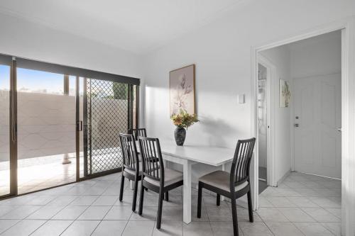 Cozy Private Double Room - Near Stations & Shops - Shared Bathroom in Bankstown