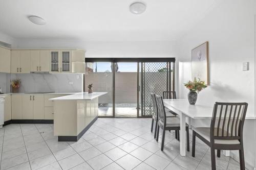 Cozy Private Double Room - Near Stations & Shops - Shared Bathroom in Bankstown