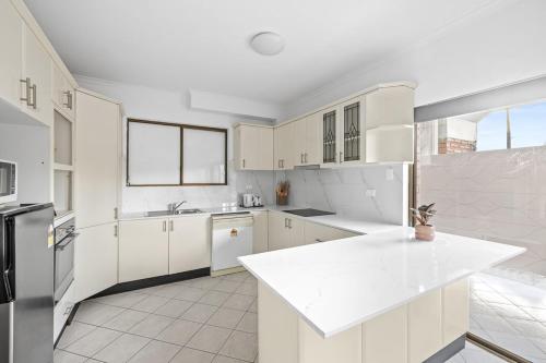 Cozy Private Double Room - Near Stations & Shops - Shared Bathroom in Bankstown