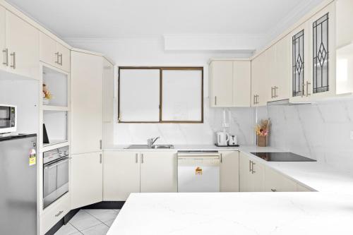Cozy Private Double Room - Near Stations & Shops - Shared Bathroom in Bankstown