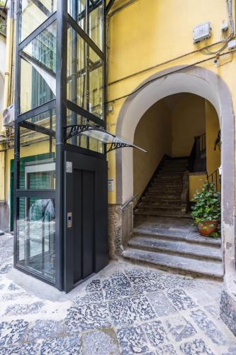 Entrance, Piazza Miraglia - Rooms by Wonderful Italy near Museo Cappella Sansevero
