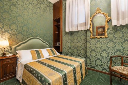 Classic Double or Twin Room image 4