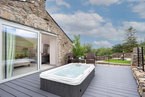 The Dog House with Hot Tub in Middleton (Cumbria)