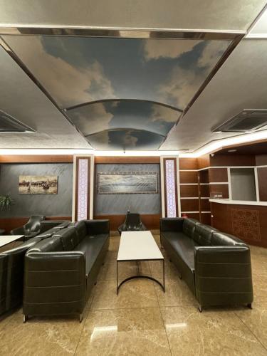 Gold Hotel - image 3