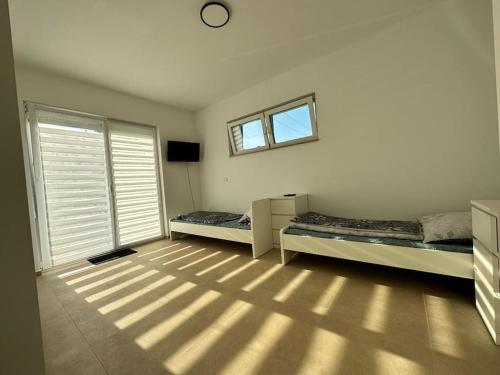 4 Zimmer im Neubau Bungalow, Garten, Grillen, bis 9 Personen 4 Zimmer im Neubau Bungalow, Garten, Grillen, bis 9 Personen