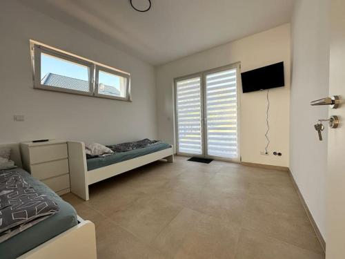 4 Zimmer im Neubau Bungalow, Garten, Grillen, bis 9 Personen 4 Zimmer im Neubau Bungalow, Garten, Grillen, bis 9 Personen