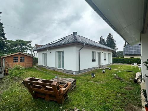 4 Zimmer im Neubau Bungalow, Garten, Grillen, bis 9 Personen 4 Zimmer im Neubau Bungalow, Garten, Grillen, bis 9 Personen