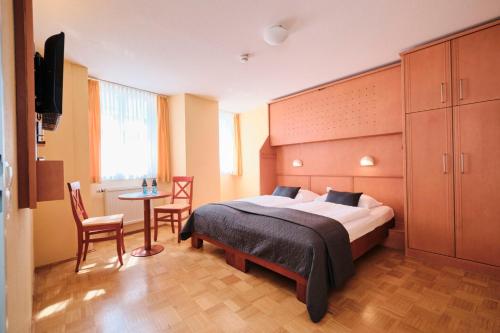 1 queen bed