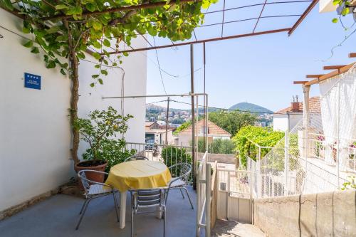 Bronzan Apartment - image 2