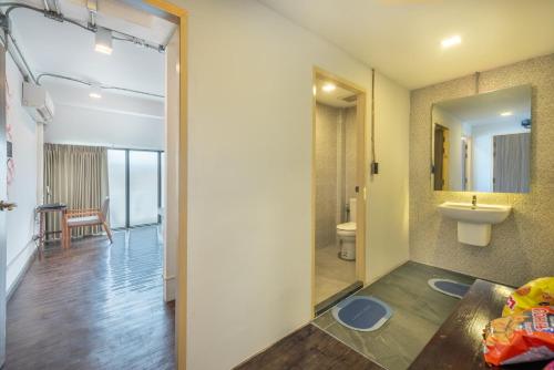 room detail thumbnail 2