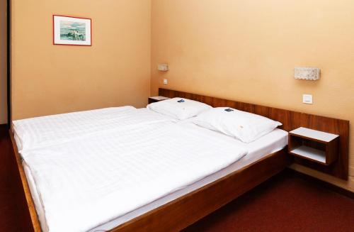 2 twin beds