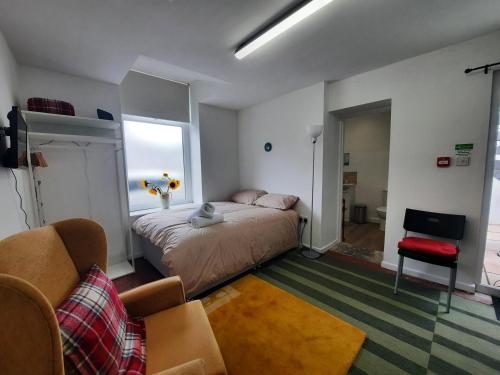 Chic Studio Near Cardiff Hub - Tap to explore photos