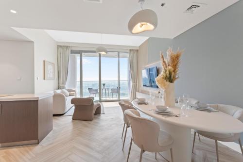 Luxurious Living in a 2 Bedroom at Forte Downtown, Dubaj