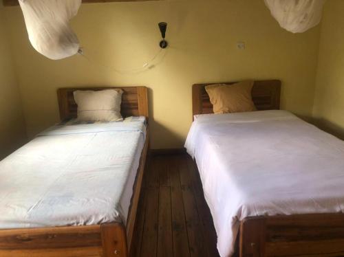 2 twin beds