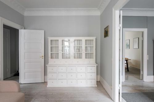 104SQM Apt. CITY CENTER - Next to shopping district - image 11